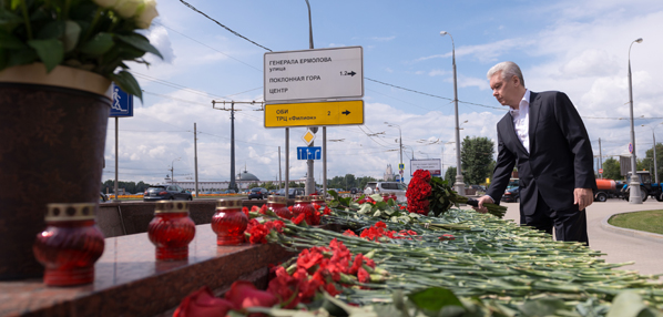 Сергей Собянин возложил венки у станции метро «Парк победы»